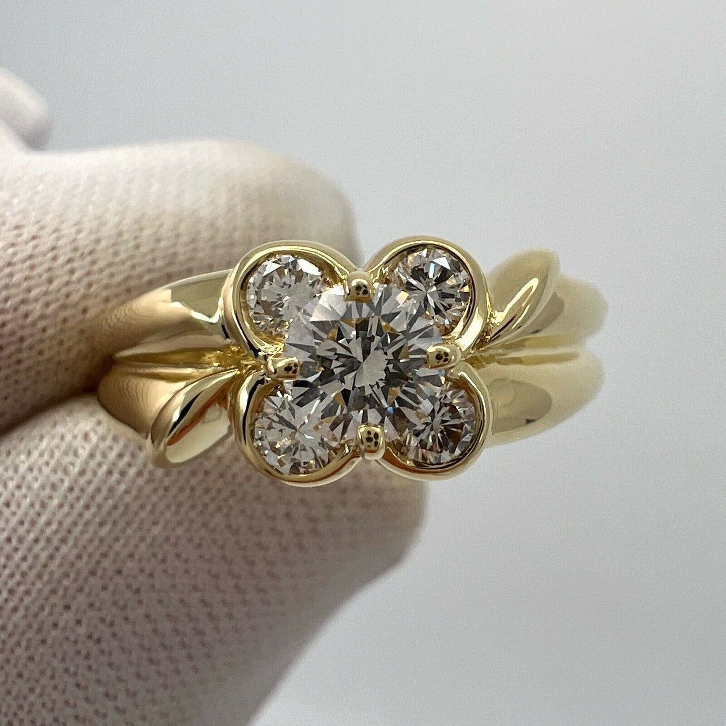 Rare Vintage Van Cleef & Arpels Round Diamond 18k Yellow Gold Flower Onbell Ring