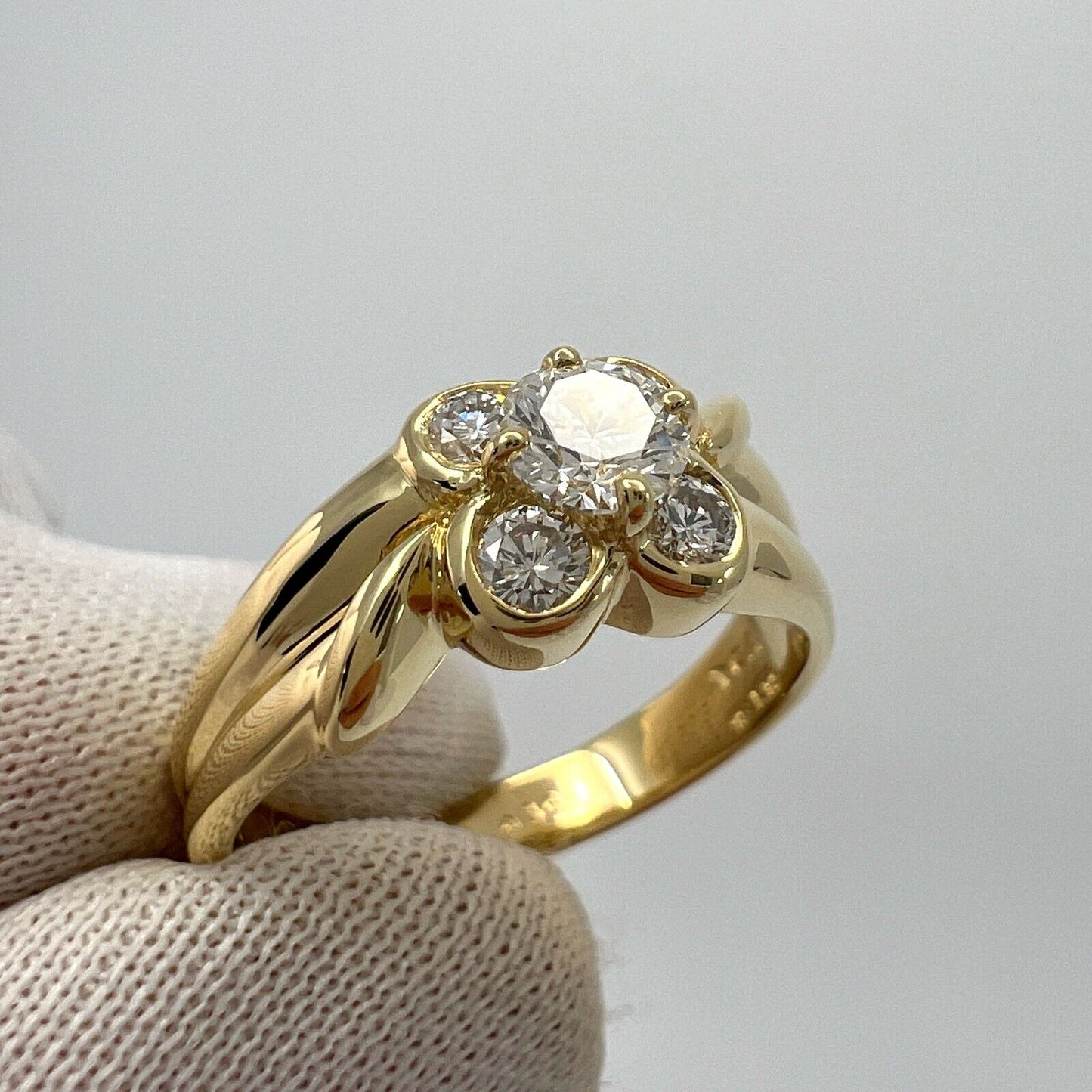 Rare Vintage Van Cleef & Arpels Round Diamond 18k Yellow Gold Flower Onbell Ring