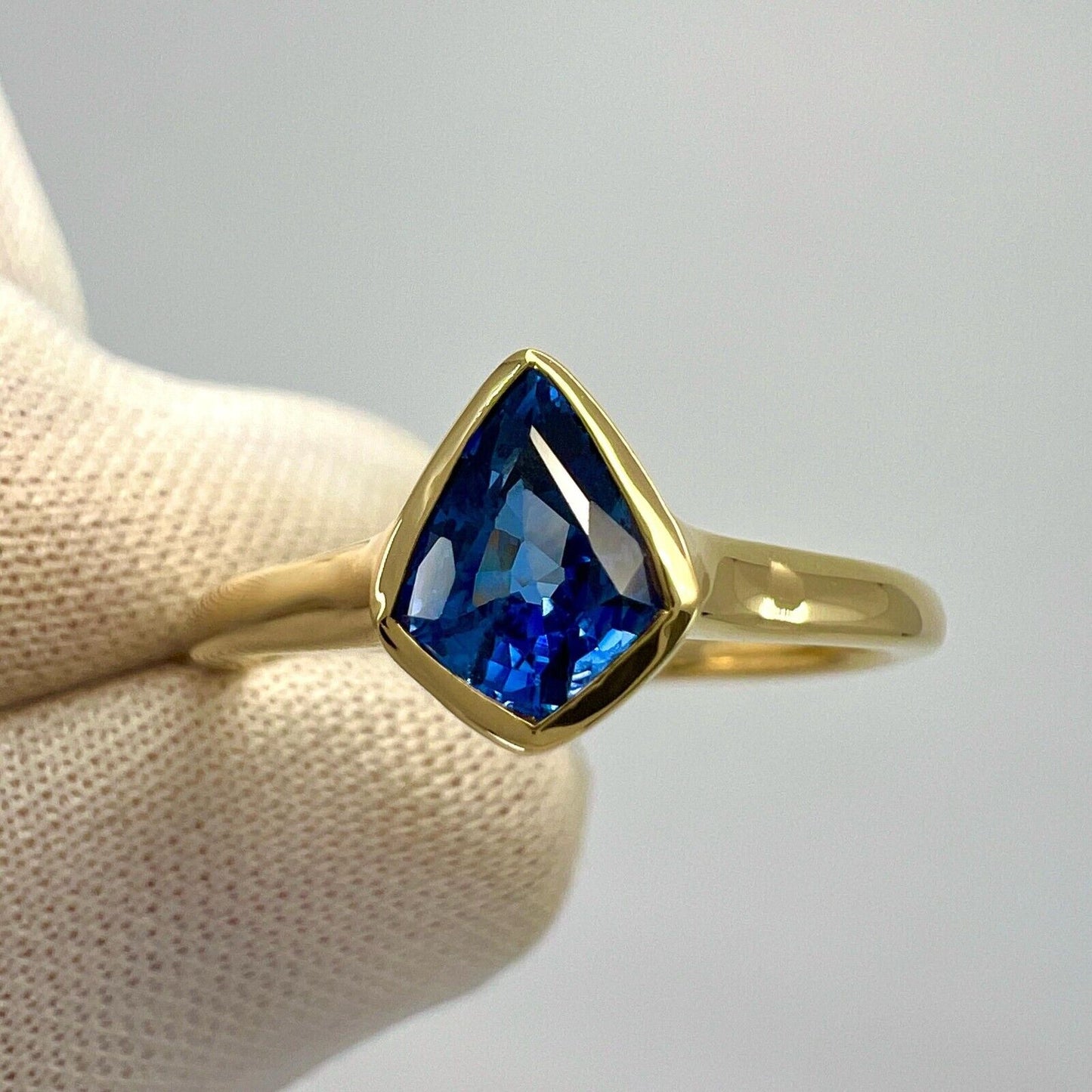 1.05ct Vivid Blue Ceylon Sapphire Fancy Kite Cut 18k Yellow Gold Solitaire Ring