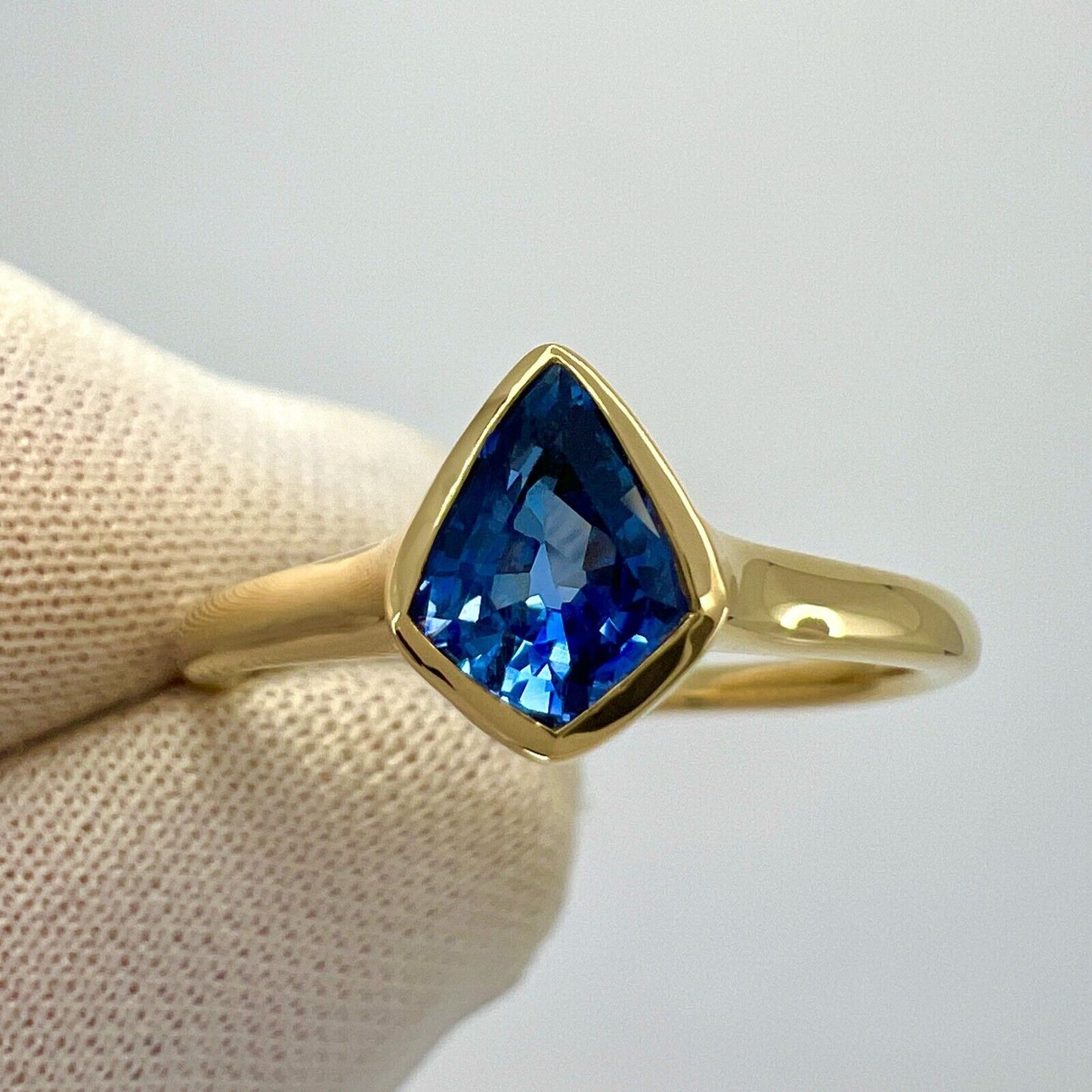 1.05ct Vivid Blue Ceylon Sapphire Fancy Kite Cut 18k Yellow Gold Solitaire Ring