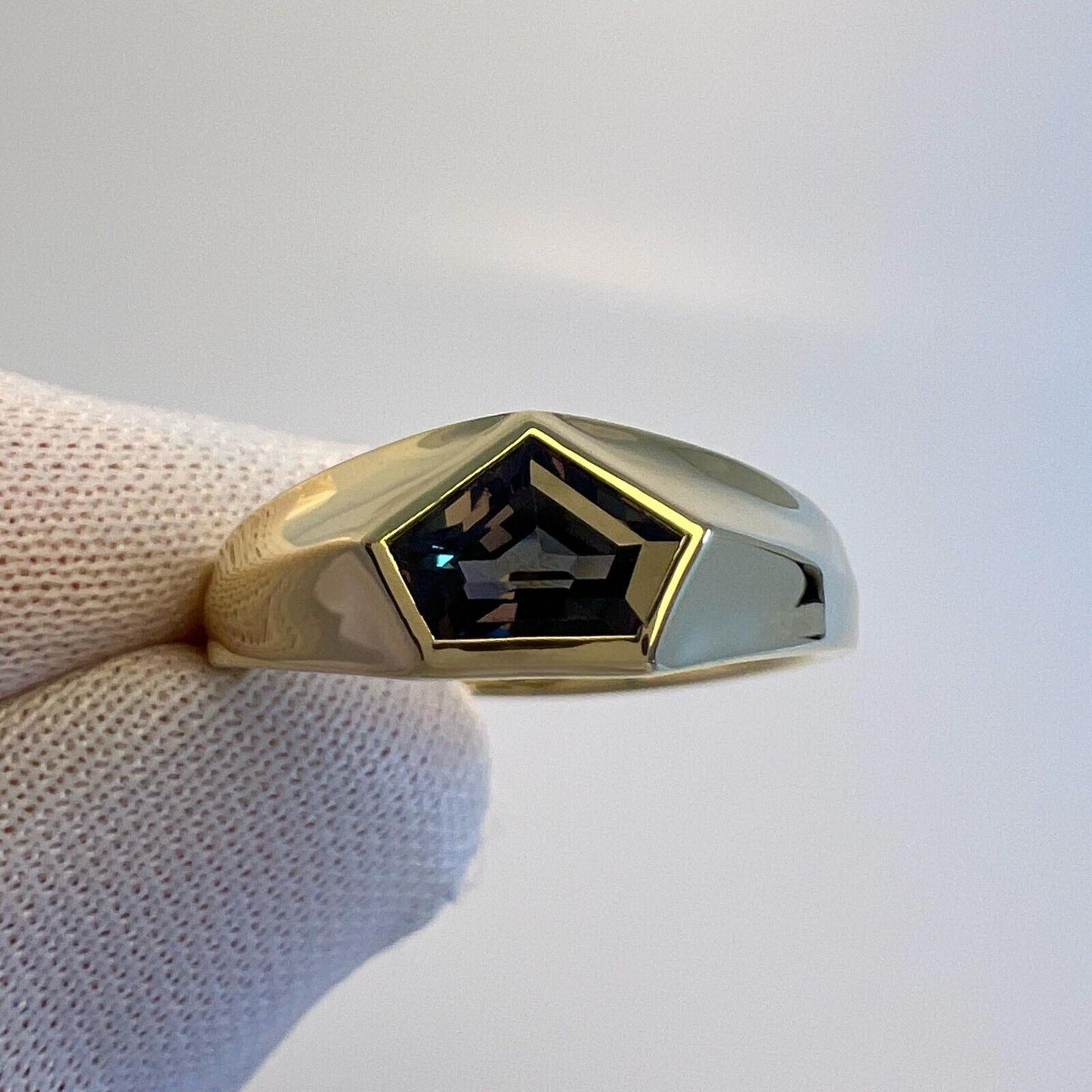 IGI Certified 1.17ct Fancy Untreated Colour Change Sapphire 18k Gold Signet Ring