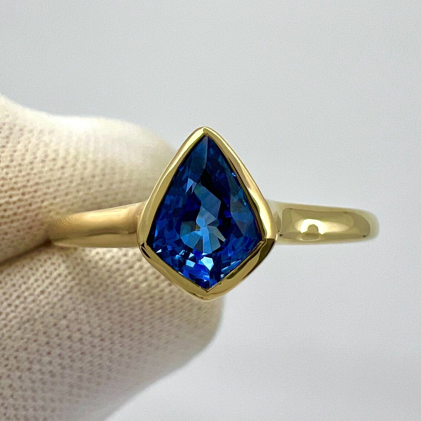 1.05ct Vivid Blue Ceylon Sapphire Fancy Kite Cut 18k Yellow Gold Solitaire Ring