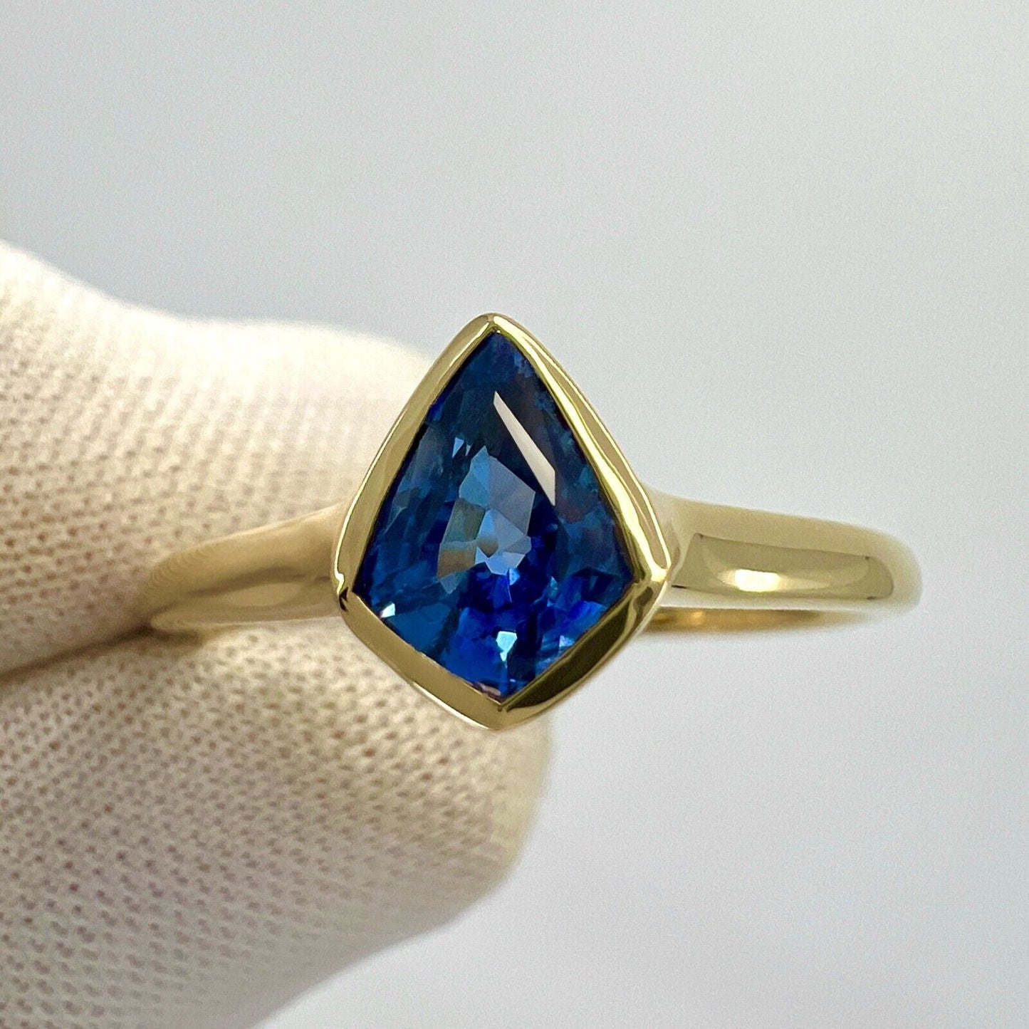 1.05ct Vivid Blue Ceylon Sapphire Fancy Kite Cut 18k Yellow Gold Solitaire Ring