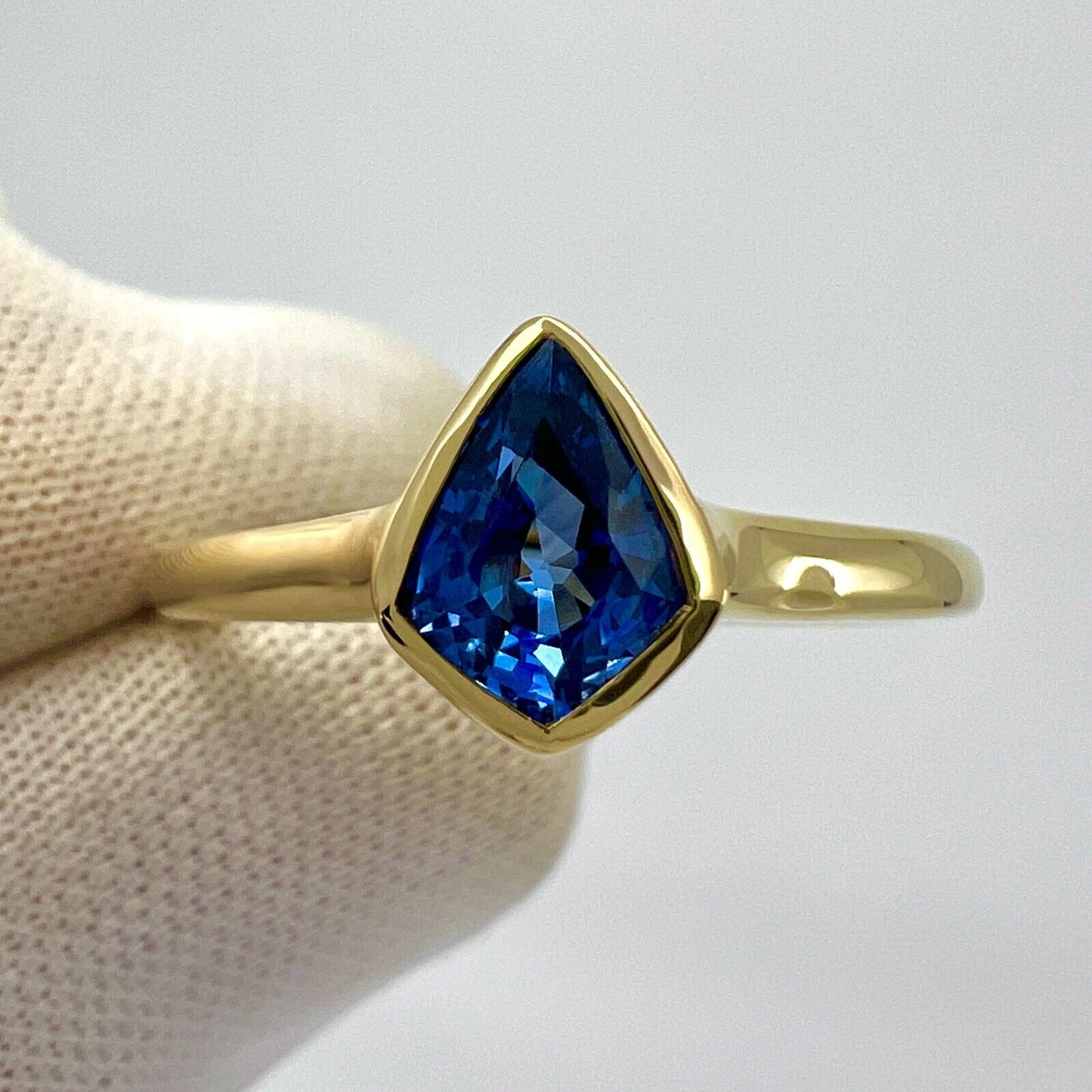 1.05ct Vivid Blue Ceylon Sapphire Fancy Kite Cut 18k Yellow Gold Solitaire Ring