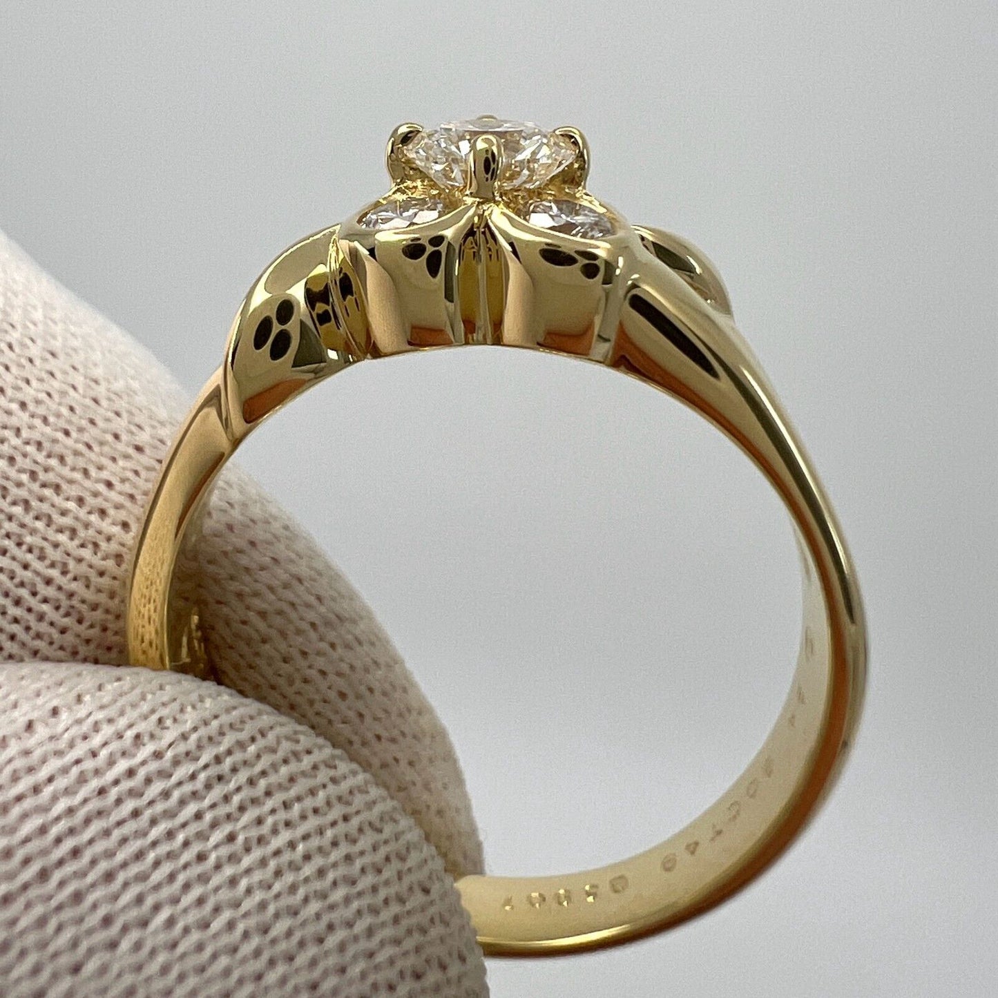 Rare Vintage Van Cleef & Arpels Round Diamond 18k Yellow Gold Flower Onbell Ring