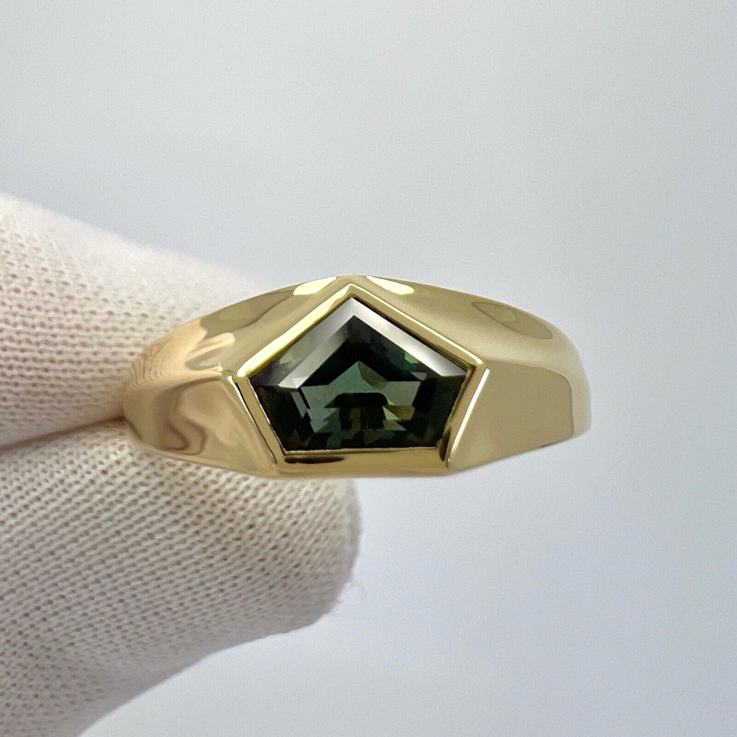 IGI Certified 1.17ct Fancy Untreated Colour Change Sapphire 18k Gold Signet Ring