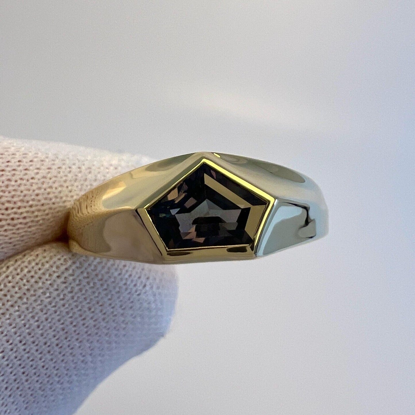 IGI Certified 1.17ct Fancy Untreated Colour Change Sapphire 18k Gold Signet Ring