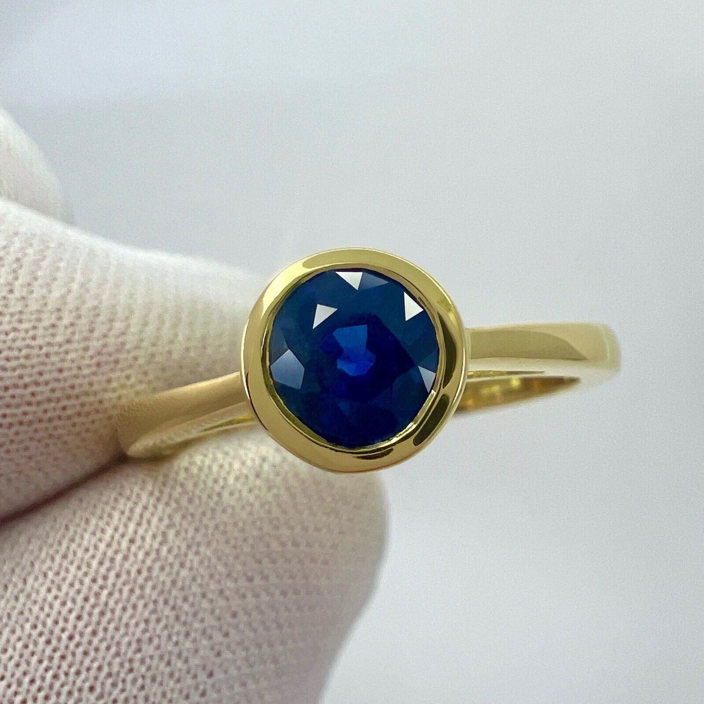 1.80ct Cornflower Blue Ceylon Sapphire Round 18k Yellow Gold Bezel Rubover Ring