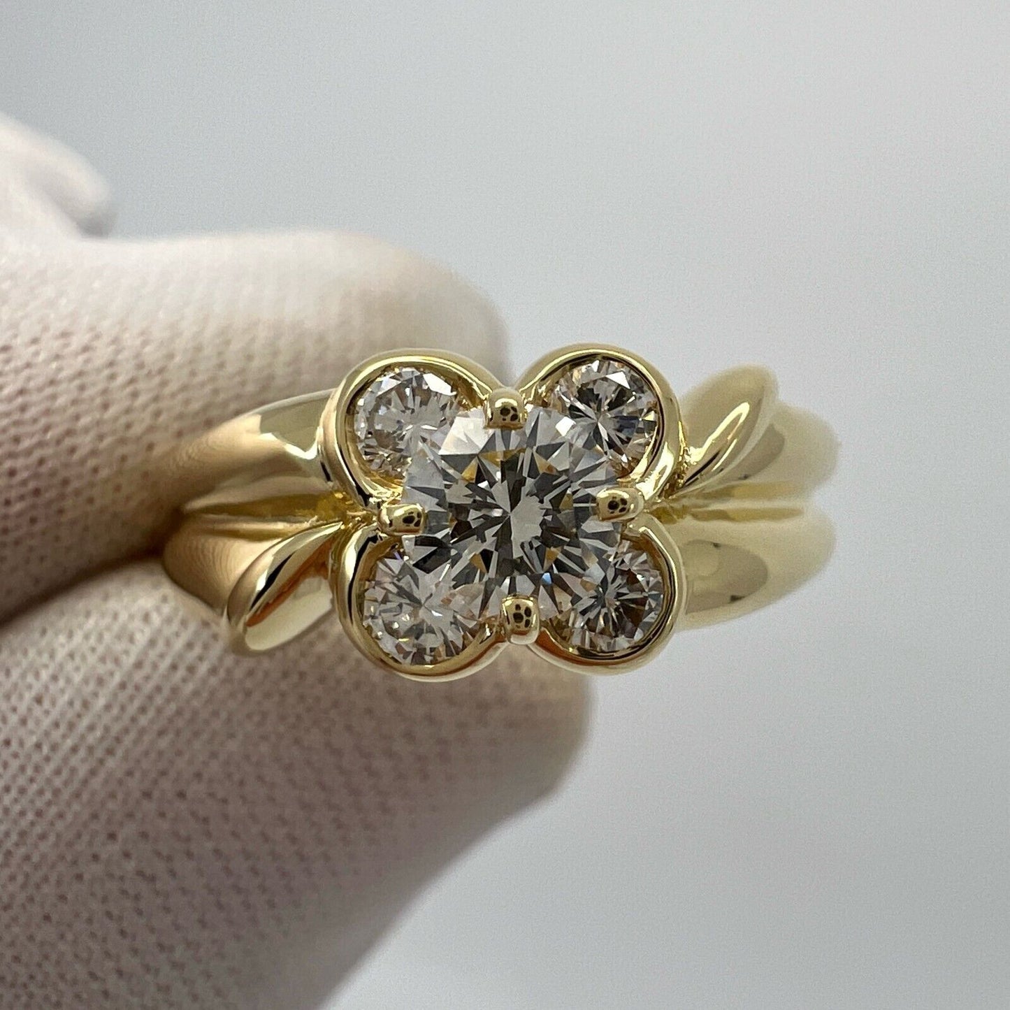 Rare Vintage Van Cleef & Arpels Round Diamond 18k Yellow Gold Flower Onbell Ring