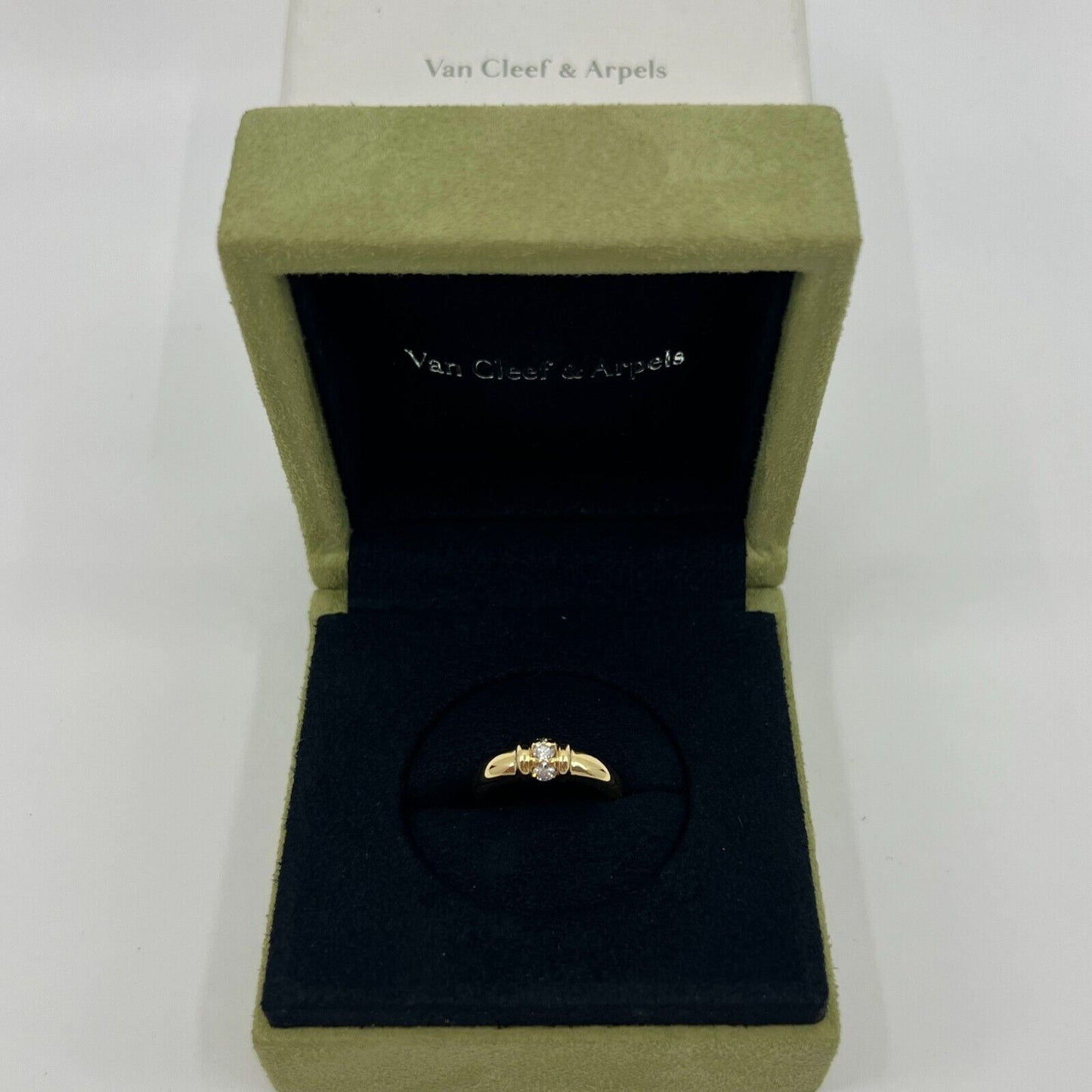 Rare Vintage Van Cleef & Arpels Round Diamond Three Stone 18k Yellow Gold Ring