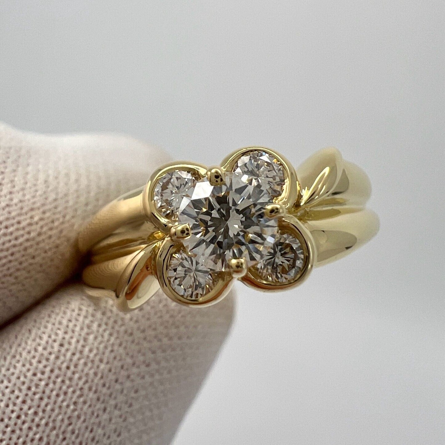 Rare Vintage Van Cleef & Arpels Round Diamond 18k Yellow Gold Flower Onbell Ring
