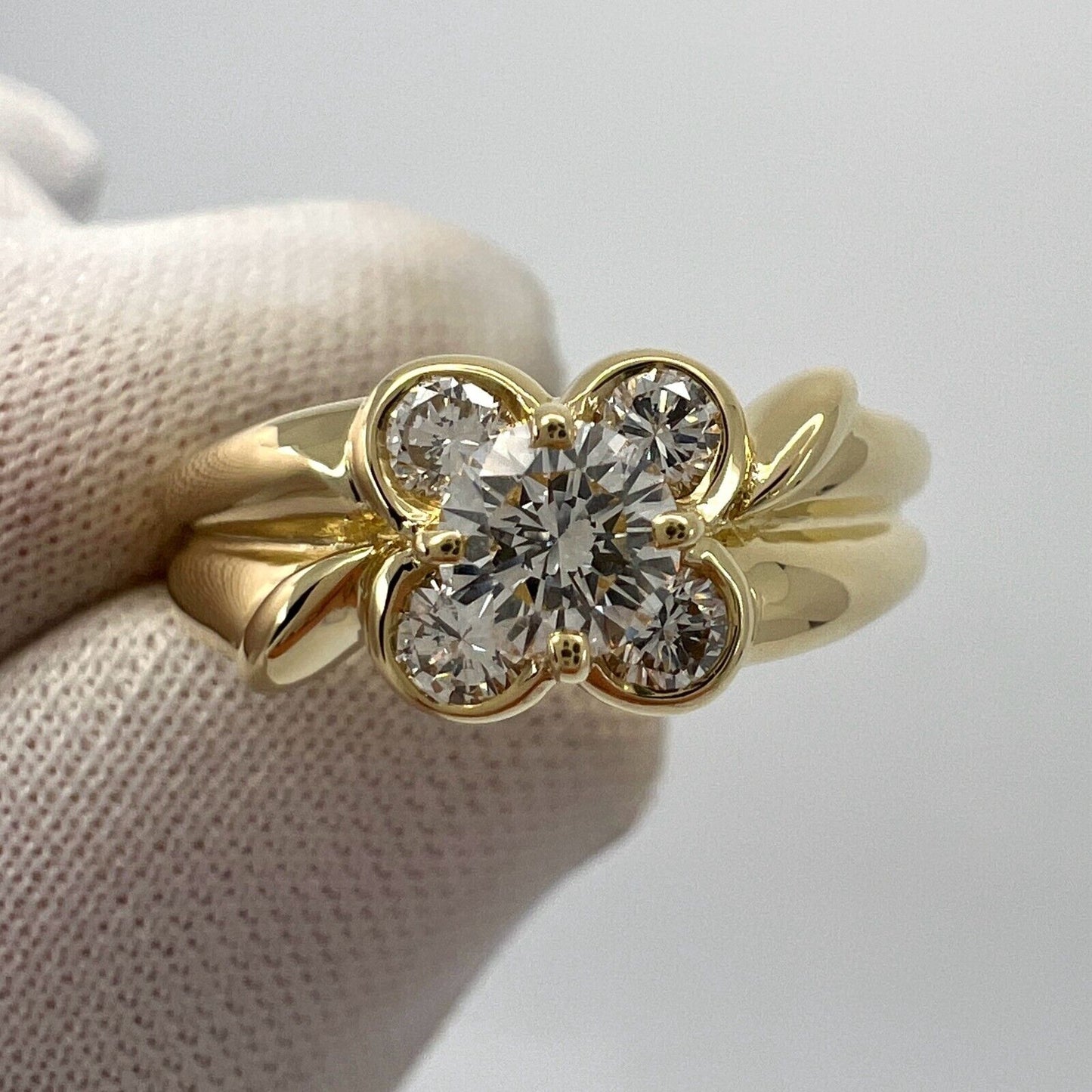 Rare Vintage Van Cleef & Arpels Round Diamond 18k Yellow Gold Flower Onbell Ring