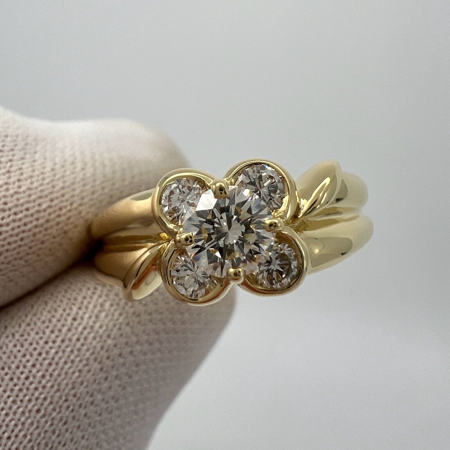 Rare Vintage Van Cleef & Arpels Round Diamond 18k Yellow Gold Flower Onbell Ring