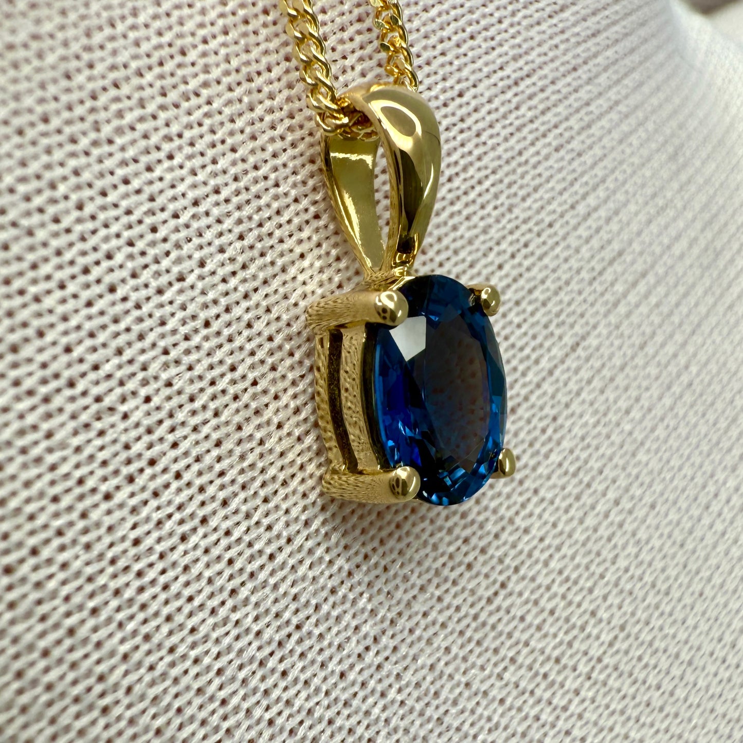 1.00ct Cornflower Blue Ceylon Sapphire 18k Yellow Gold Oval Solitaire Pendant