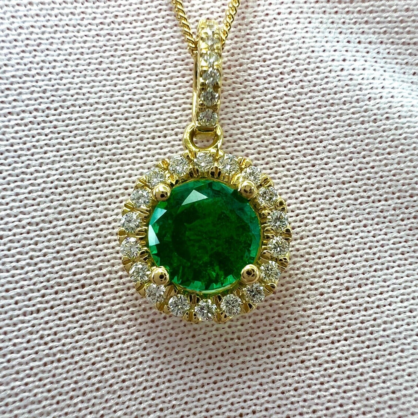 IGI Certified 1.06ct Fine Green Round Cut Emerald Diamond 18k Gold Halo Pendant