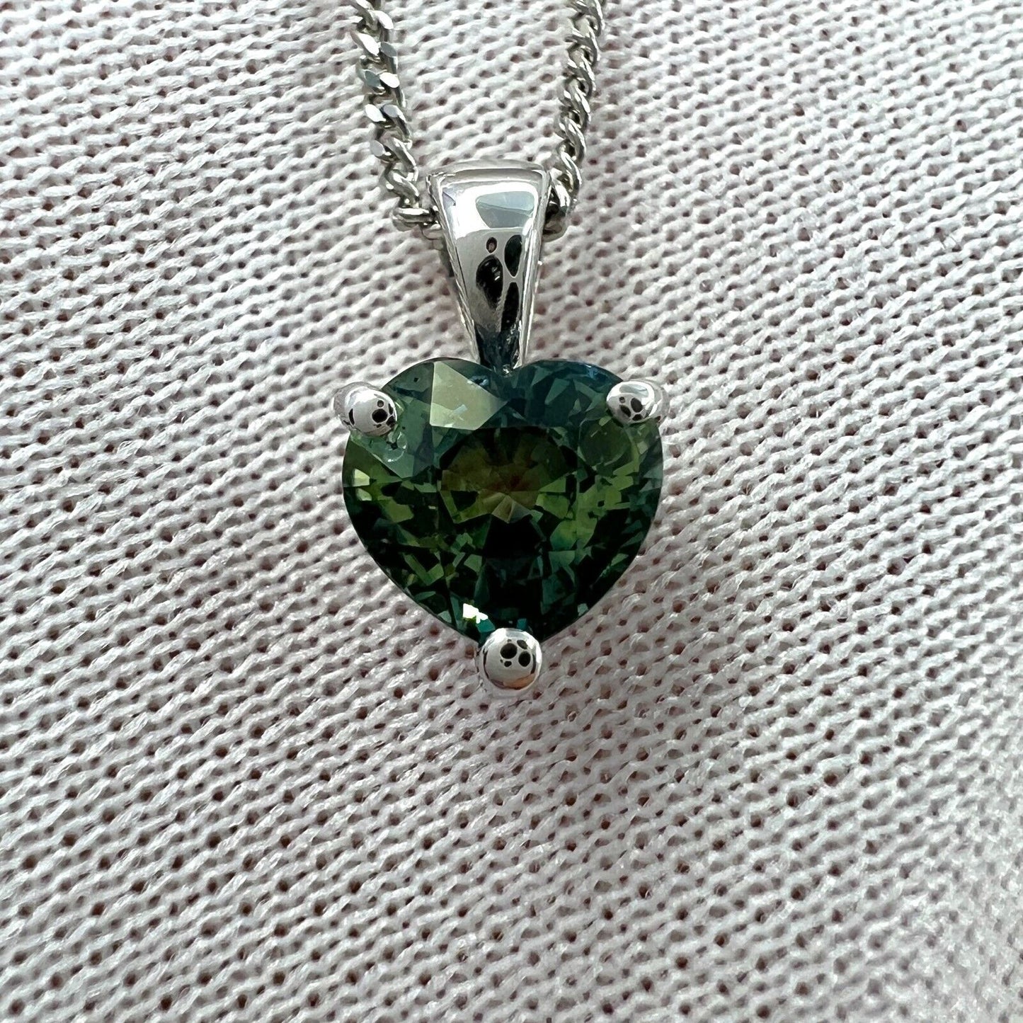 1.06ct Colour Change Untreated Heart Sapphire IGI Certified 18k Gold Pendant