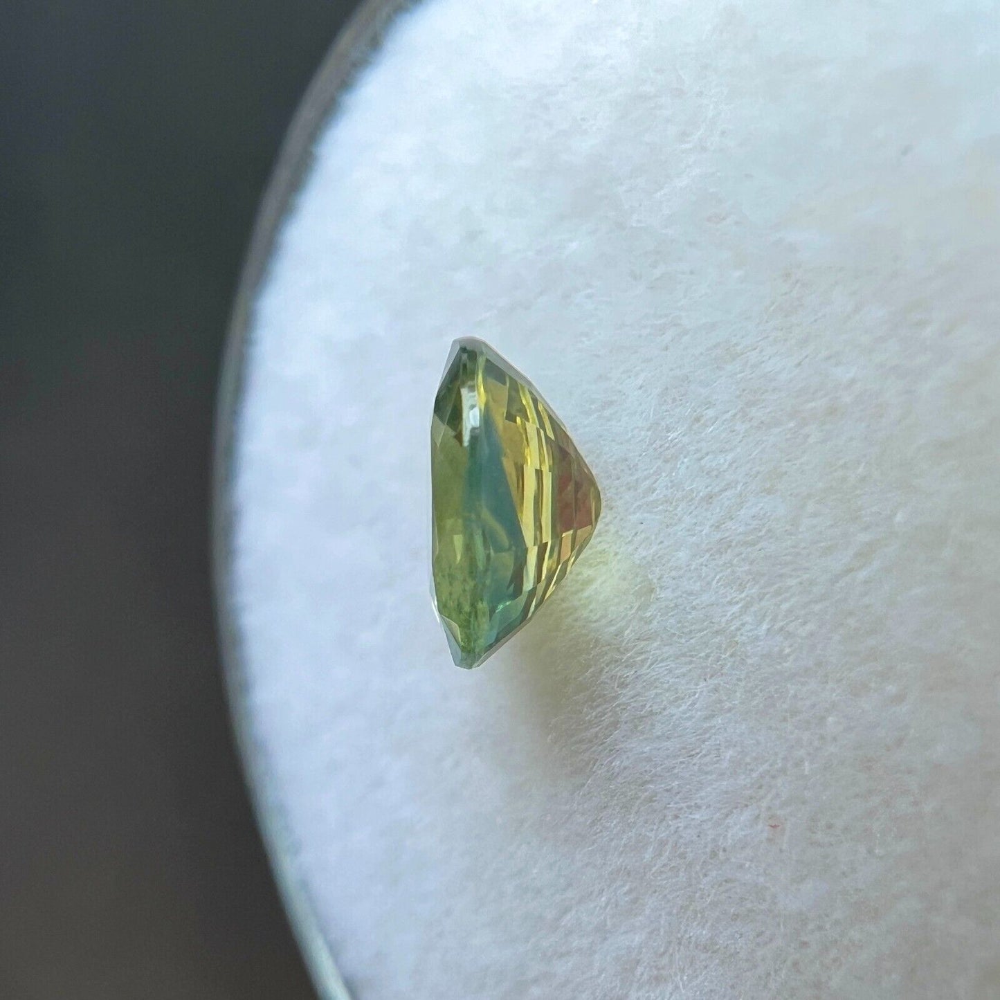 FINE 0.97ct Vivid Yellow Green Australian Sapphire Oval Cut Gemstone 6.3x5.3mm