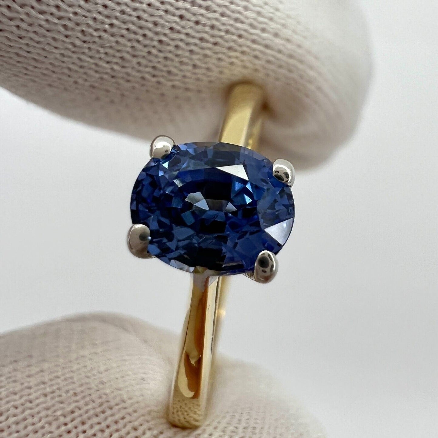 1.00ct Vivid Cornfower Blue Ceylon Sapphire Oval Cut 18k Gold Solitaire Ring