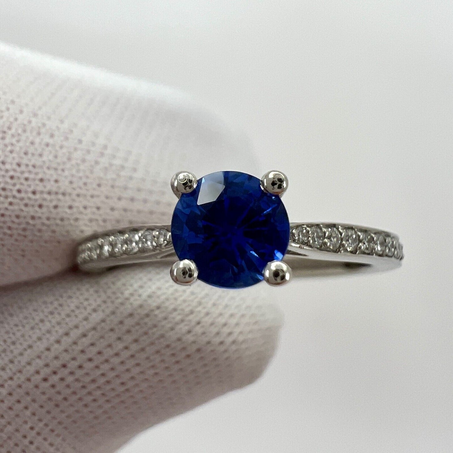 Fine Cornflower Blue Ceylon Sapphire Diamond Platinum Round Brilliant Cut Ring