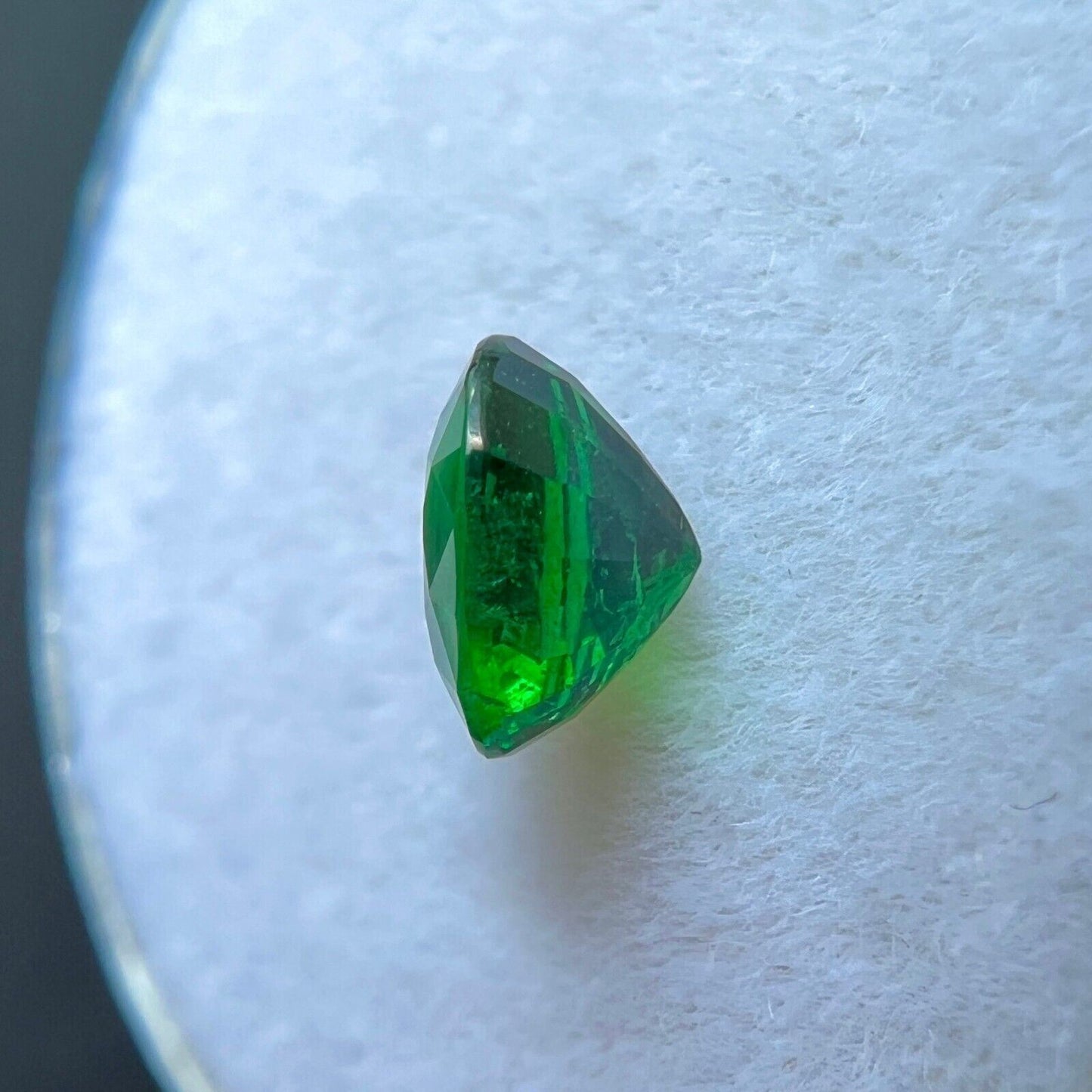 Tsavorite Garnet FINE COLOUR 0.92ct Vivid Green Oval Cut Gem 6.4x4.7mm