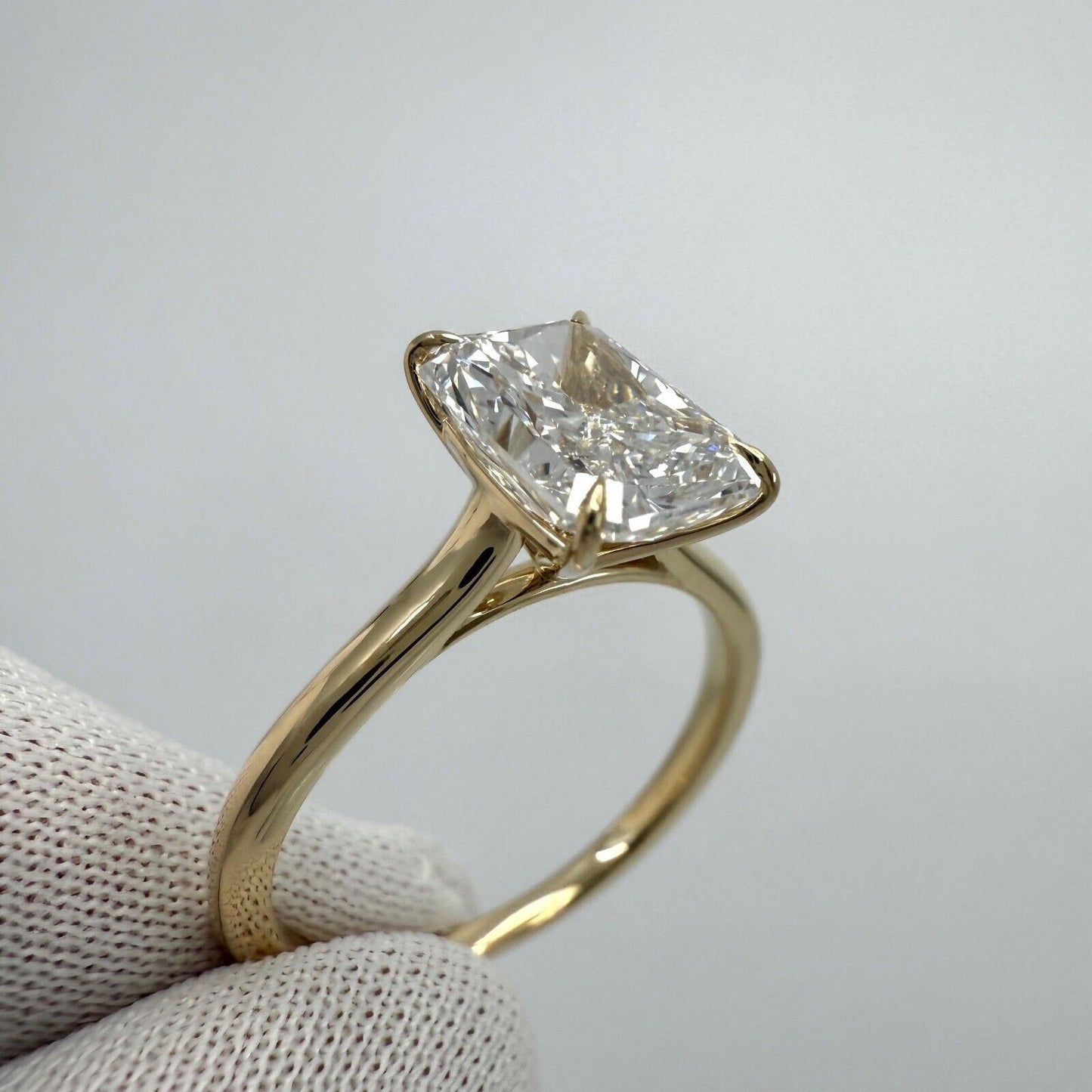 2.01ct IGI Certified Radiant Cut Lab Grown Diamond VVS H 18k Gold Solitaire Ring