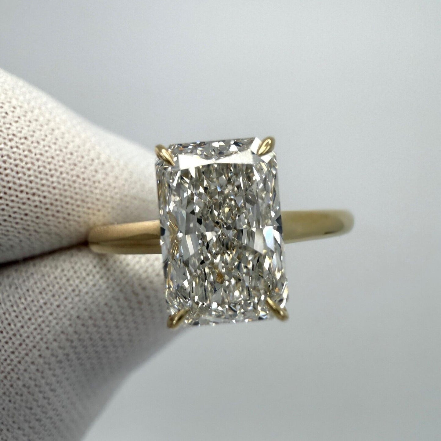 2.01ct IGI Certified Radiant Cut Lab Grown Diamond VVS H 18k Gold Solitaire Ring