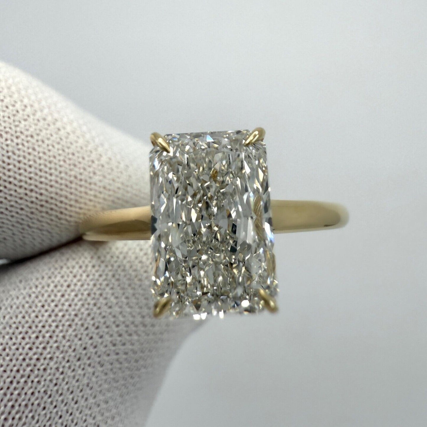 2.01ct IGI Certified Radiant Cut Lab Grown Diamond VVS H 18k Gold Solitaire Ring