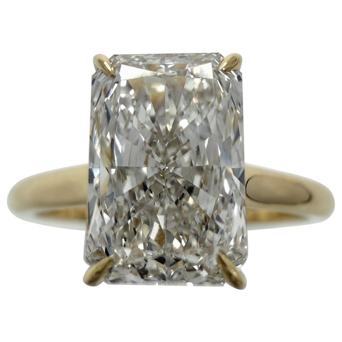 2.01ct IGI Certified Radiant Cut Lab Grown Diamond VVS H 18k Gold Solitaire Ring