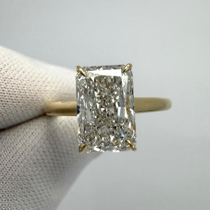 2.01ct IGI Certified Radiant Cut Lab Grown Diamond VVS H 18k Gold Solitaire Ring