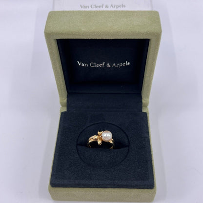 Rare Vintage Van Cleef & Arpels White Pearl 18k Yellow Gold Flower Ring EU49