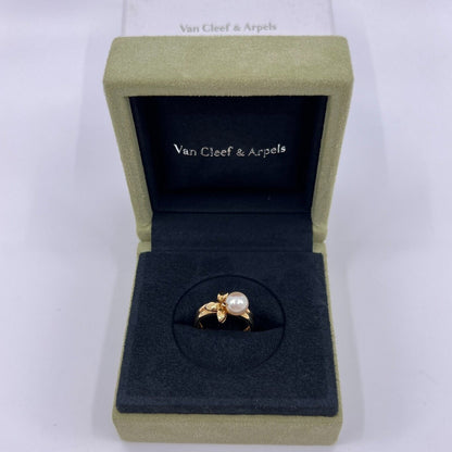 Rare Vintage Van Cleef & Arpels White Pearl 18k Yellow Gold Flower Ring EU49