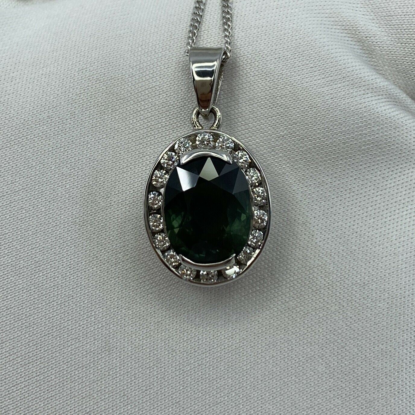 5.68ct IGI CERTIFIED Colour Change Green Sapphire Diamond 18k White Gold Pendant