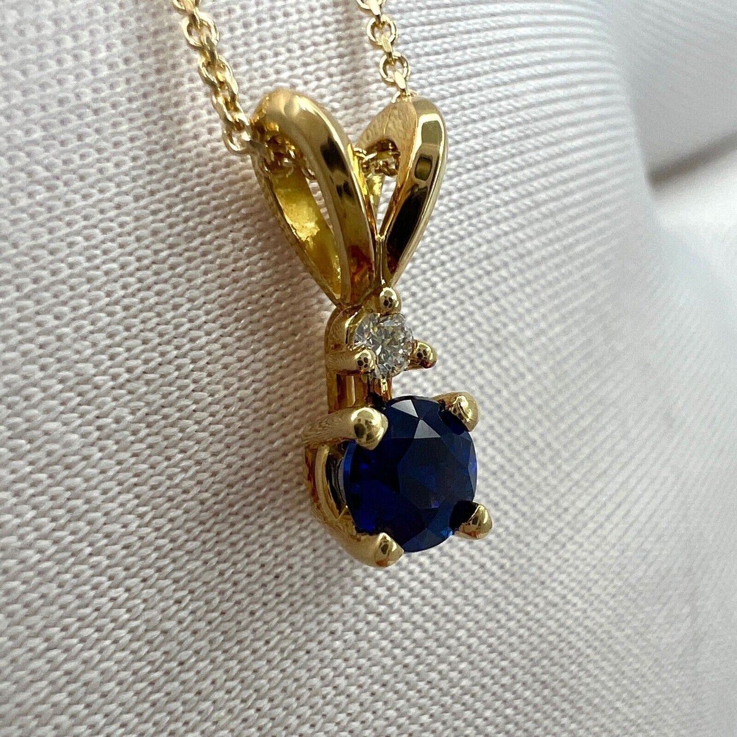 Fine Ceylon Cornflower Blue Sapphire & Diamond Round Cut 18k Yellow Gold Pendant