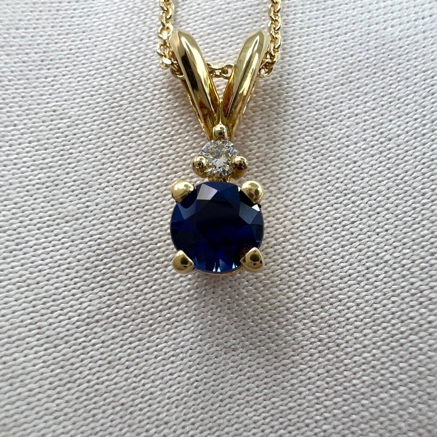 Fine Ceylon Cornflower Blue Sapphire & Diamond Round Cut 18k Yellow Gold Pendant