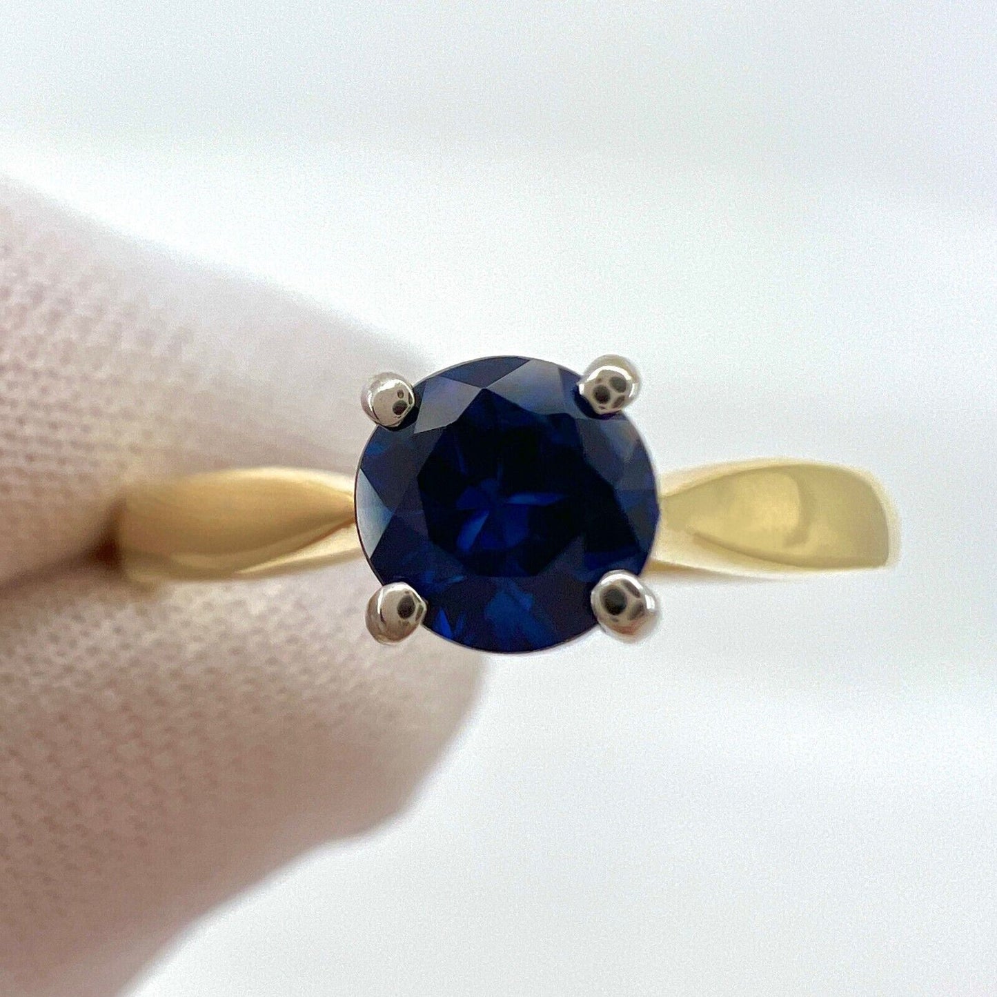 0.50ct Vivid Cornfower Blue Ceylon Sapphire Round Cut 18k Gold Solitaire Ring