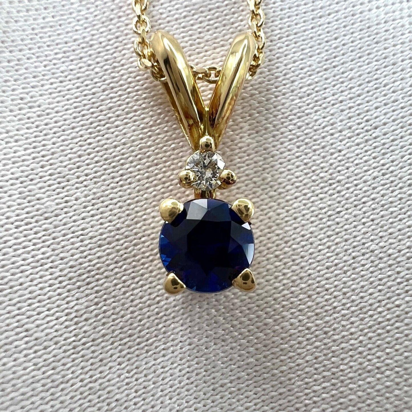 Fine Ceylon Cornflower Blue Sapphire & Diamond Round Cut 18k Yellow Gold Pendant