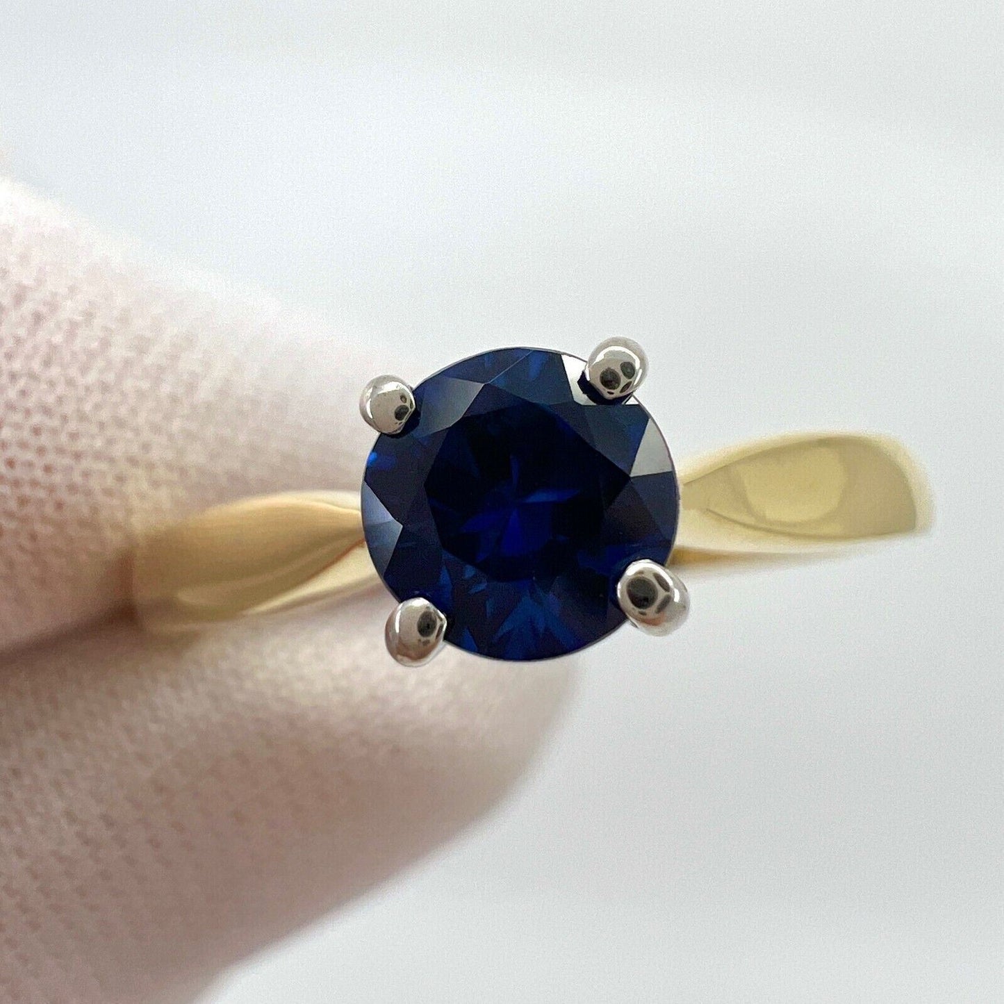 0.50ct Vivid Cornfower Blue Ceylon Sapphire Round Cut 18k Gold Solitaire Ring