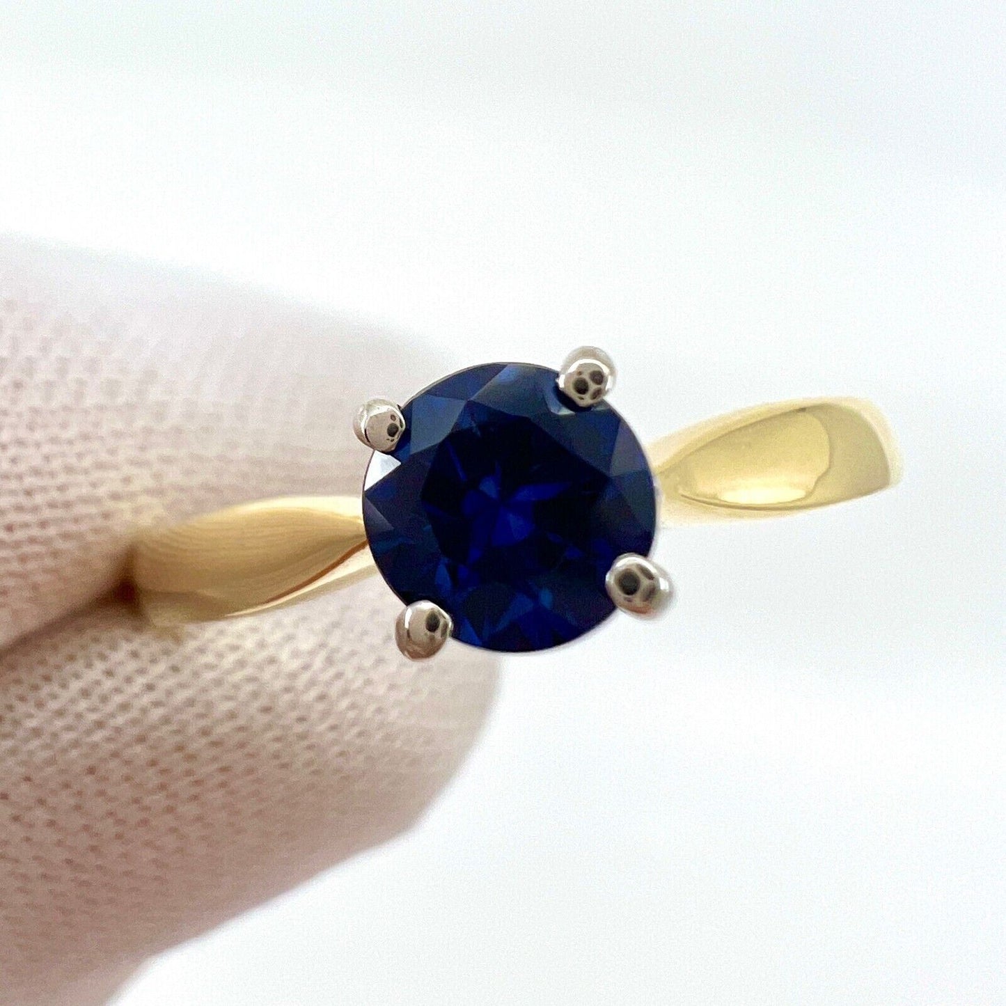 0.50ct Vivid Cornfower Blue Ceylon Sapphire Round Cut 18k Gold Solitaire Ring