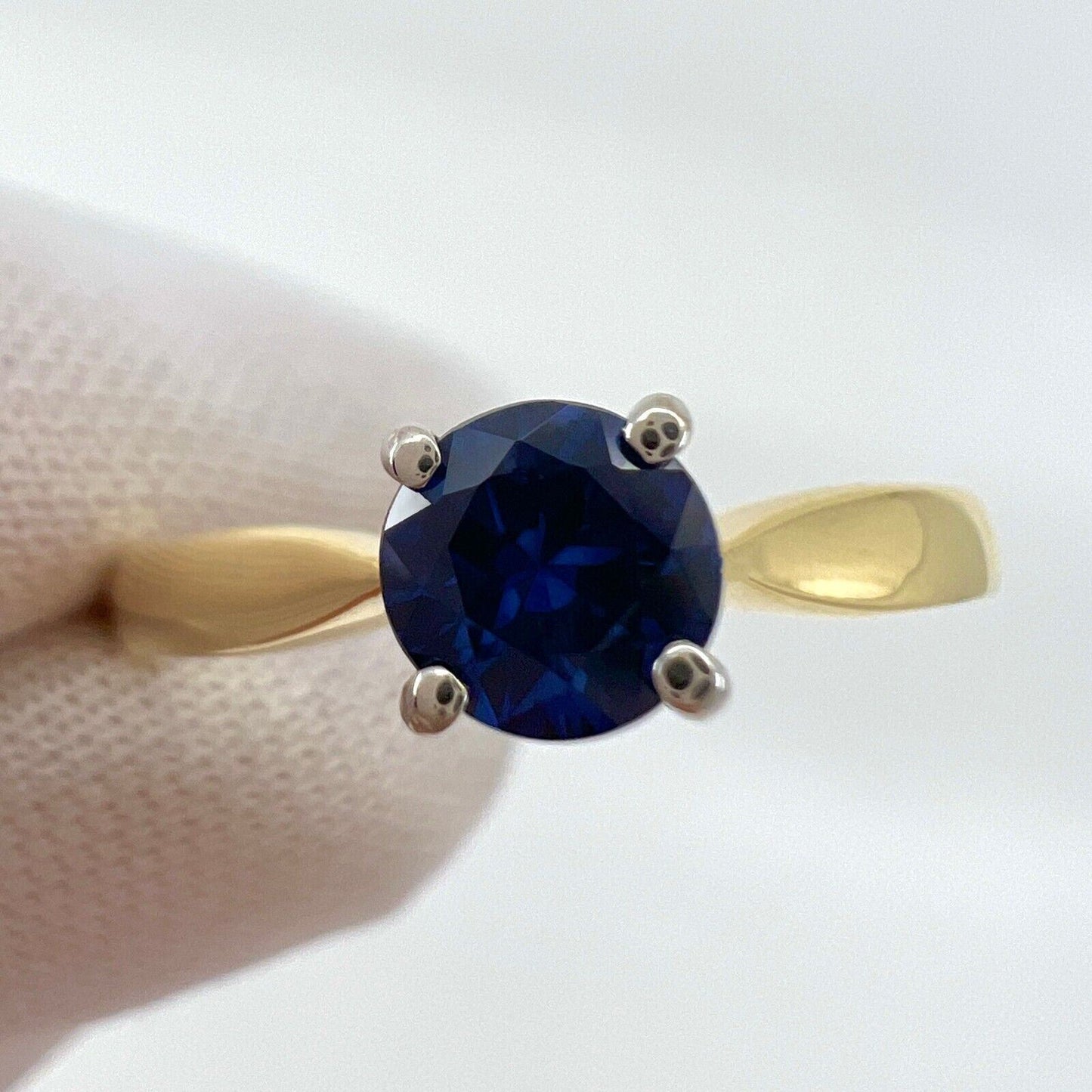 0.50ct Vivid Cornfower Blue Ceylon Sapphire Round Cut 18k Gold Solitaire Ring